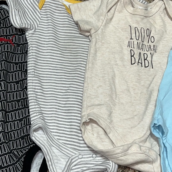 Boys Baby Onesie Set in Various Colors, Lot of 5, 6-9 month onesies - Picture 4 of 5